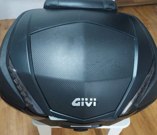 Baúl Givi V47 con Respaldo