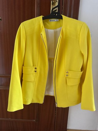 Chaqueta Stradivarius Amarilla