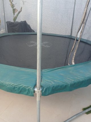 Cama elástica Decathlon con red de seguridad