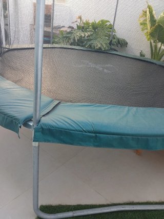 Cama elástica Decathlon con red de seguridad