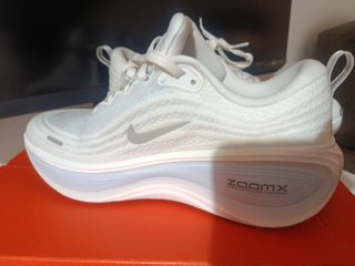 Nike Vomero 18 - Nuevas sin blancas con un azul