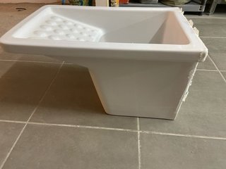 Pila de lavar blanca con relieve