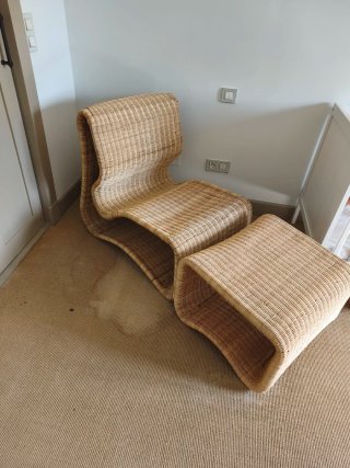 Sillón de mimbre curvo