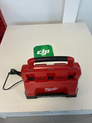 Cargador Milwaukee M18 PACKOUT Múltiple