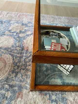 Mesa de centro de madera de teca y cristal.