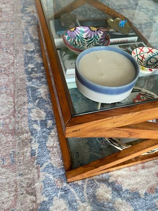 Mesa de centro de madera de teca y cristal.