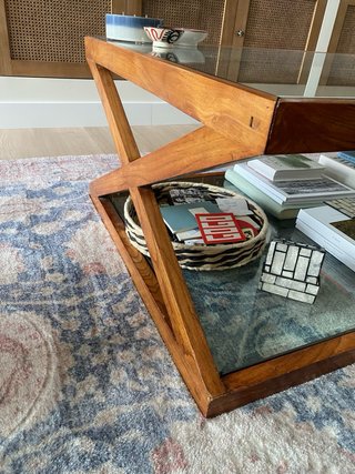 Mesa de centro de madera de teca y cristal.