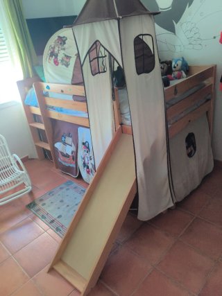 Cama alta infantil pirata con tobogán