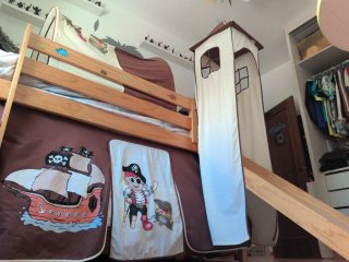 Cama alta infantil pirata con tobogán