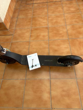 Patinete eléctrico Cecotec con cargador y casco.