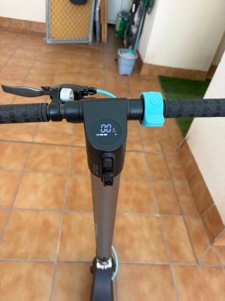 Patinete eléctrico Cecotec con cargador y casco.
