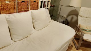 Sofá cómodo beige y blanco