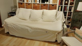 Sofá cómodo beige y blanco