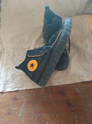 Converse All Star nere e arancioni