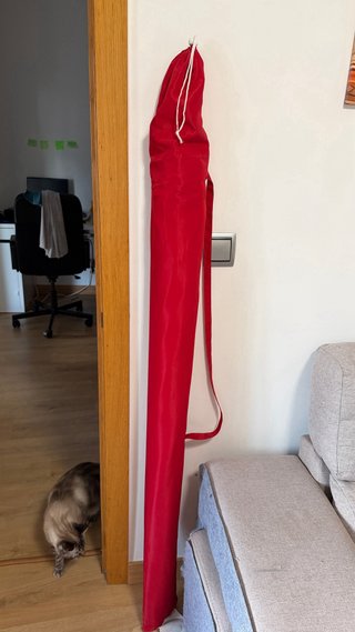 Sombrilla roja para piscina
