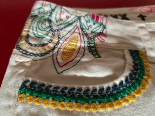 Pantalón Desigual blanco con bordados