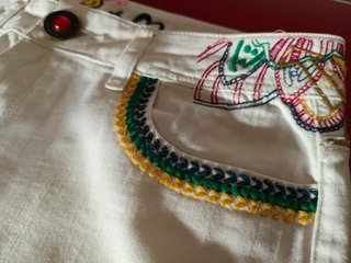 Pantalón Desigual blanco con bordados