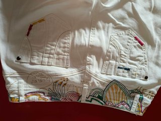 Pantalón Desigual blanco con bordados