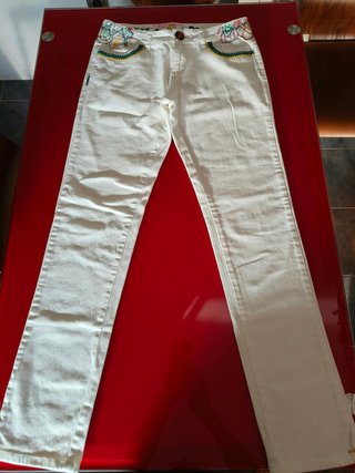 Pantalón Desigual blanco con bordados