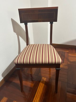 SILLAS de comedor de madera maciza.