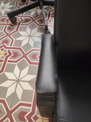 Mesa y sillas de escritorio