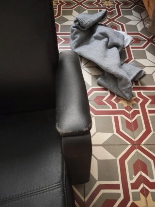 Mesa y sillas de escritorio