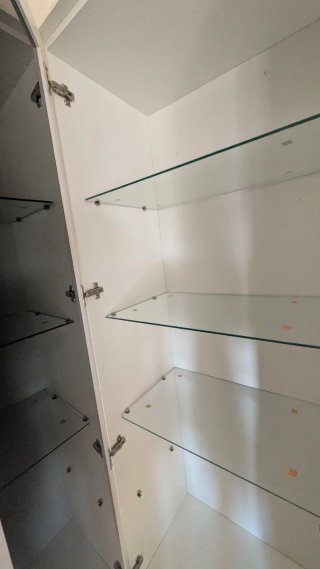 Mueble de salón blanco y marrón