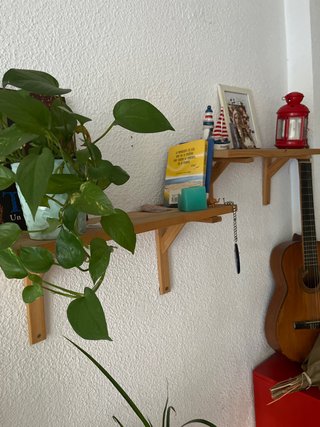 Estantería de madera y metal