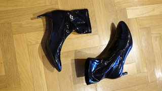 Botas de mujer negras charol de Zara