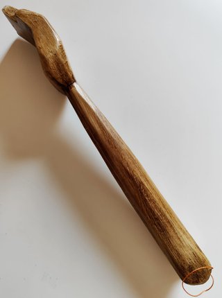 Rascador de espalda de madera tallada
