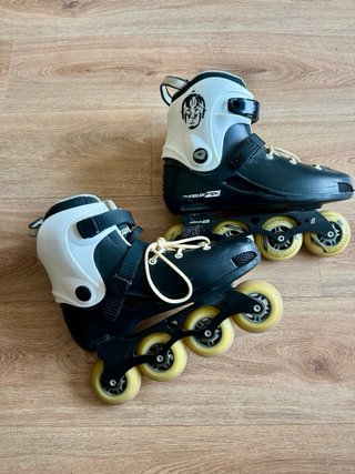 Patines en línea negros y blancos