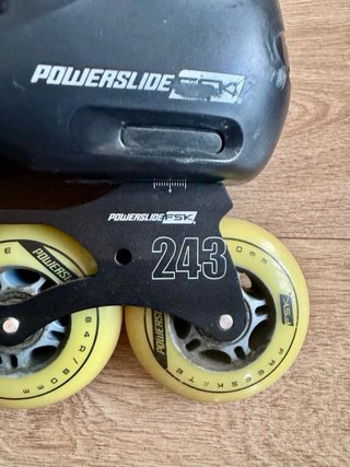 Patines en línea negros y blancos