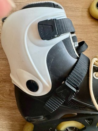 Patines en línea negros y blancos