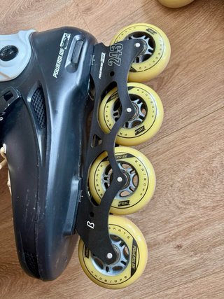 Patines en línea negros y blancos