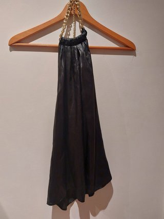 Blusa Stradivarius negra con cadena dorada