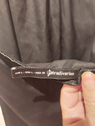 Blusa Stradivarius negra con cadena dorada