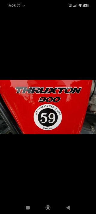 Triumph Thruxton 900 Café Racer Roja