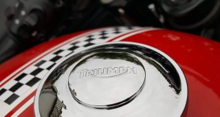 Triumph Thruxton 900 Café Racer Roja