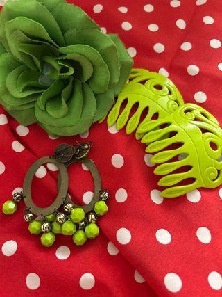 Flor, pendientes y peineta flamenca
