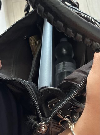 Borsa bauletto con tracolla e borchi city bag nera