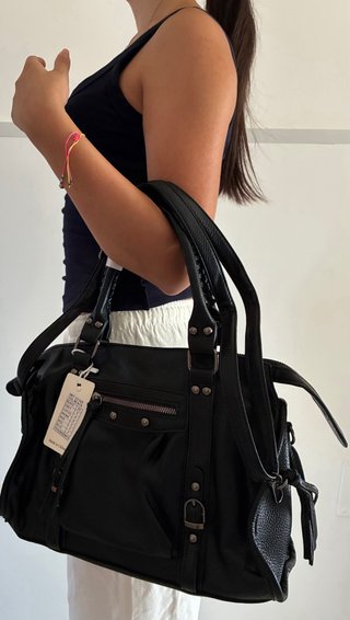Borsa bauletto con tracolla e borchi city bag nera