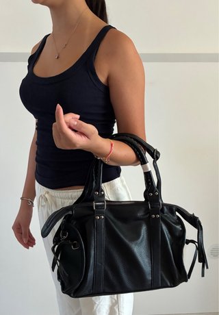 Borsa bauletto con tracolla e borchi city bag nera