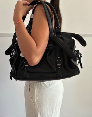 Borsa bauletto con tracolla e borchi city bag nera