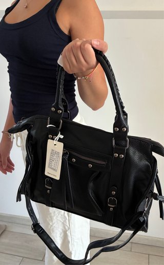 Borsa bauletto con tracolla e borchi city bag nera