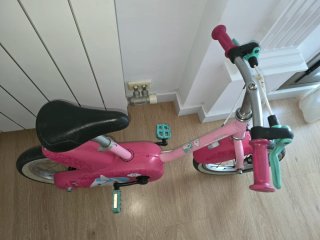 Bicicleta infantil rosa sin ruedines
