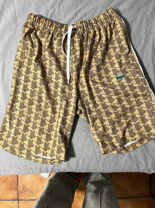 Conjunto corto Lacoste monograma marrón