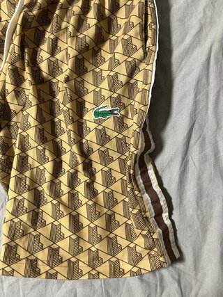 Conjunto corto Lacoste monograma marrón