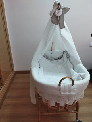 Moisés de bambú con dosel