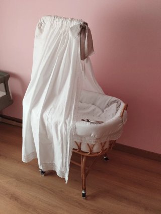 Moisés de bambú con dosel