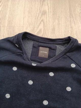 Sudadera negra con lunares